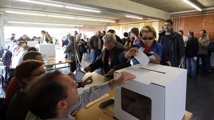 Des Barcelonais votent symboliquement sur l'ind&eacute;pendance de la Catalogne (Espagne), le 9 novembre 2014.&nbsp; (GUSTAU NACARINO / REUTERS)