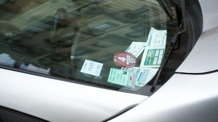 Le ministère des Transports a affirmé, lundi 18 décembre 2017 à franceinfo, qu'il n'avait jamais été envisagé d'instaurer une vignette sur les automobilistes pour rénover le réseau routier français. (Photo d'illustration) (MAXPPP)