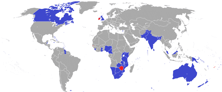 Les membres actuels du Commonwealth en bleu, les anciens membres (Irlande, Zimbabwe et Gambie) en rouge.