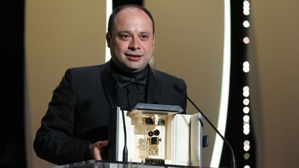 Le réalisateur guatémaltèque Cesar Diaz reçoit sa Caméra d'Or pour son premier film&nbsp;Nuestras Madres, tout en rendant un vibrant hommage aux victimes de la guerre civile au Guatemala. (VALERY HACHE / AFP)