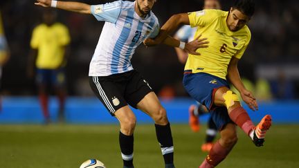 Javier Pastore tente de se défaire de l'Equatorien Christian Noboa  (EITAN ABRAMOVICH / AFP)