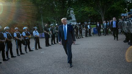 Donald Trump se rend à pied de la Maison Blanche à l'église St-John, le 1er juin 2020, à Washington (Etats-Unis). (BRENDAN SMIALOWSKI / AFP)