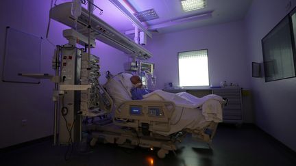 Un patient atteint du Covid-19 est hospitalisé en soins intensifs, le 8 septembre 2020, à Marseille (Bouches-du-Rhône). (ERIC GAILLARD / REUTERS)