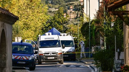 La police intervient à Nérac (Lot-et-Garonne), au domicile des deux enfants disparues, le 20 septembre 2017. (THIERRY BRETON / AFP)