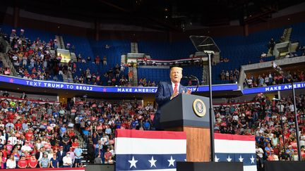 La partie supérieure des tribunes&nbsp;est partiellement vide lors d'un meeting de Donald Trump, le 20 juin 2020 à Tulsa, dans l'Etat d'Oklahoma, aux Etats-Unis. (NICHOLAS KAMM / AFP)