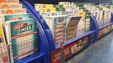 Des tickets de loterie dans un magasin à Toronto (Ontario), au Canada, le 7 janvier 2020. (CREATIVE TOUCH IMAGING LTD / NURPHOTO / AFP)