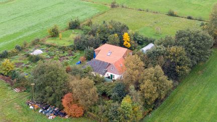 Vue aérienne, le 15 octobre 2019, de la ferme où une famille a été retrouvée, à&nbsp;Ruinerwold, aux Pays-Bas. (WILBERT BIJZITTER / ANP / AFP)