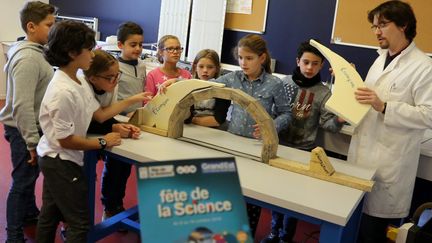 La fête de la science vécue dans une école primaire à Forbach (Lorraine), le 11 octobre 2016. (MAXPPP)