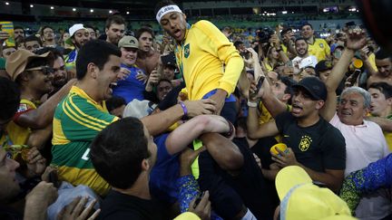 Neymar au milieu des supporters après son titre olympique (ANDRE PENNER/AP/SIPA / AP)