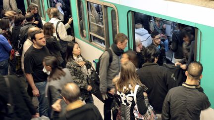 Des usagers du métro parisien, le 12 Octobre 2010. (ETIENNE LAURENT / AFP)