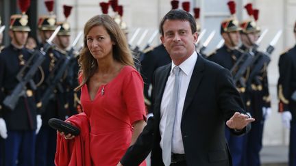 Le ministre de l'Int&eacute;rieur, Manuel Valls, et sa femme,&nbsp;Anne Gravoin, le 3 septembre 2013 dans la cour de l'Elys&eacute;e, &agrave; Paris.&nbsp; (PATRICK KOVARIK / AFP)