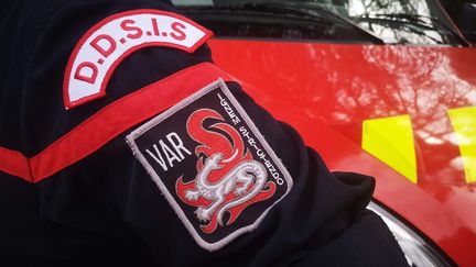 Trois hélicoptères bombardiers d'eau des pompiers du Var et un avion bombardier d'eaude la Sécurité civile sont mobilisés. (SOPHIE GLOTIN / RADIO FRANCE)