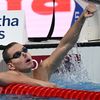 Le nageur russe Miron Lifintsev réagit après avoir remporté l'or lors de la finale du 100 m dos aux Mondiaux de natation à Budapest (Hongrie). (ROBERT HEGEDUS / MTI)