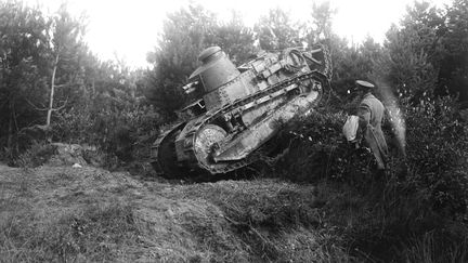 Un char d'assaut français lors de manoeuvres militaires à Coëtquidan (Morbihan) en septembre 1922 (AGENCE ROL. AGENCE PHOTOGRAPHIQUE / BIBLIOTHEQUE NATIONALE DE FRANC)