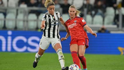 Amandine Henry (à droite) et Martina Rosucci au duel lors de Juventus-Lyon, le 23 mars 2022. (CRISTIANO MAZZI / SIPA)