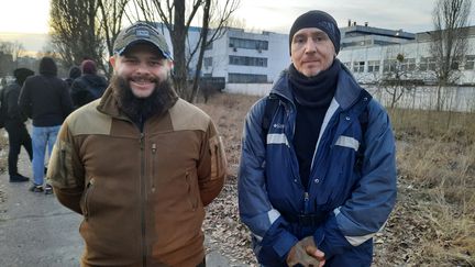 Stanislav et Sergueï, venus récupérer des armes au centre de distribution de leur quartier à Kiev (Ukraine) le 25 février 2022 (GILLES GALLINARO / RADIO FRANCE)