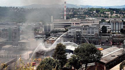 Incendie dans l'usine Bluestar Silicones, à Saint-Fons (Rhône), le 28 juin 2016.&nbsp; (MAXPPP)