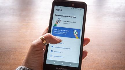 L'application TousAntiCovid, prise en photo le 1er mai 2021. (DANA TENTEA / AFP)