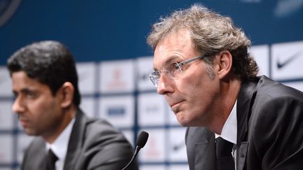 L'entra&icirc;neur du PSG, Laurent Blanc (D) et le pr&eacute;sident du PSG,&nbsp;Nasser Al-Khelaifi (G), le 27 juin 2013 lors d'une conf&eacute;rence de presse au Parc des princes, &agrave; Paris. (FRANCK FIFE / AFP)