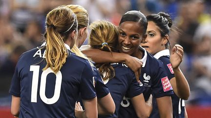 L'attaquante Marie-Laure Delie c&eacute;l&egrave;bre un but avec ses co&eacute;quipi&egrave;res, lors du quart de finale de la Coupe du monde de foot f&eacute;minin, le 21 juin 2015, &agrave; Montr&eacute;al (Canada). (NICHOLAS KAMM / AFP)