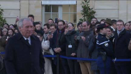 François Bayrou : les représentants du RN et du PS reçus lundi par le nouveau Premier ministre, LFI se rétracte (franceinfo)