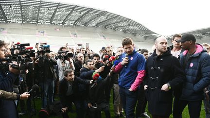 Pascal Papé, joueur du Stade français, lors d'une conférence de presse organisée au stade Jean-Bouin à Paris, lundi 13 mars.&nbsp; (CHRISTOPHE SIMON / AFP)