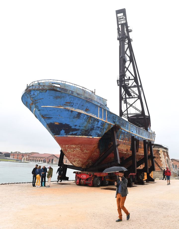 L'épave du Barca Nostra, un&nbsp;chalutier&nbsp;ayant fait naufrage en Méditerranée en 2015 avec 700 migrants à son bord, est exposé à la Biennale d'art de Venise, à l'arsenal. (FELIX H?RHAGER / DPA)