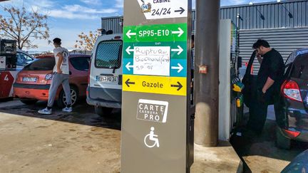 Des automobilistes en train de faire le plein de carburant à Gignac (Hérault), le 22 mars 2023. (NICOLAS GUYONNET / HANS LUCAS / AFP)