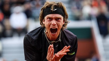 Perte de nerfs pour le Russe Andrey Rublev,  hors de lui lors de son match perdu face à l'Italien Matteo Arnaldi, au 3e tour. (IBRAHIM EZZAT / AFP)