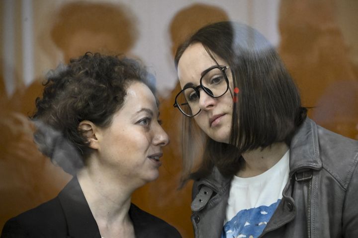 Yevgenia Berkovitch (à gauche) et la dramaturge Svetlana Petriychuk devant un tribunal de Moscou, en Russie, le 20 mai 2024. (ALEXANDER NEMENOV / AFP)