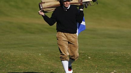 Un homme participe au championnat du monde de golf jou&eacute; avec des clubs traditionnels, au manche en bois, &agrave; Monifieth (Ecosse) le 8 octobre 2012. (DAVID MOIR / REUTERS)