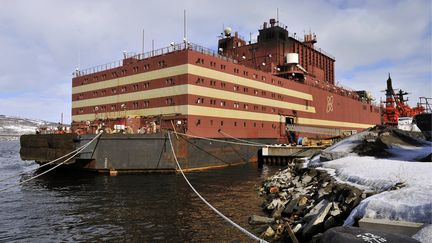 &nbsp;L'Akademik Lomonosov&nbsp;dans le port de Mourmansk le 12 avril 2019. (LEV FEDOSEYEV / TASS)