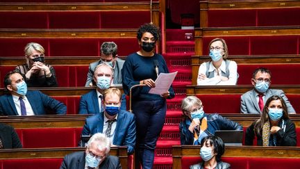 Lamia El Aaraje s'exprime devant les députés à l'Assemblée nationale à Paris, le 26 octobre 2021. (XOSE BOUZAS / HANS LUCAS / AFP)