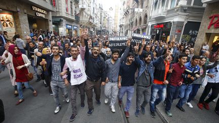 &nbsp; (Environ 10.000 personnes ont manifesté samedi soir à Istanbul pour dénoncer la responsabilité du gouvernement dans le double attentat meurtrier qui a visé un rassemblement pour la paix de l'opposition à Ankara  © REUTERS/Osman Orsal)