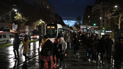 Des passagers quittent une rame de tramway à Paris, le 19 décembre 2019, lors du mouvement de grève contre la réforme des retraites. (STEPHANE DE SAKUTIN / AFP)