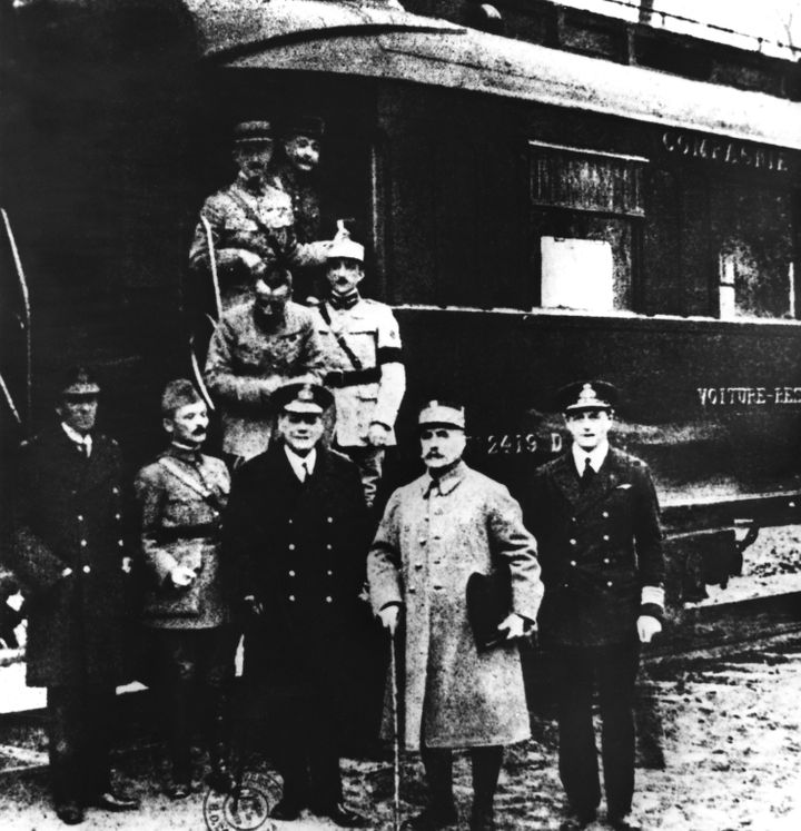 Devant le wagon où a été signé l'armistice, le 11 novembre 1918 près de Rethondes (Oise). Le maréchal Foch (deuxième en partant de la droite, en bas) est prêt à partir pour Paris avec l'original de la convention. (ARCHIVES SNARK)