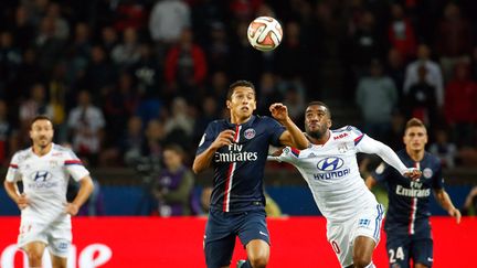 Marquinhos au coude à coude avec Lacazette (THOMAS SAMSON / AFP)