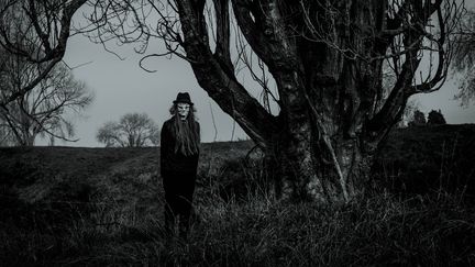 Un homme est déguisé en squelette revenant des morts, pour Halloween, fête célébrée le 31 octobre.&nbsp; (MAREE SEARLE / EYEEM / GETTY IMAGES)