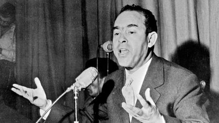 L'opposant marocain Mehdi Ben Barka lors d'une conf&eacute;rence de presse &agrave; Casablanca, en 1959.&nbsp; (AFP FILES)