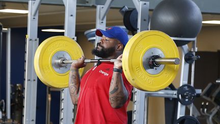 Le centre de l'&eacute;quipe de France de rugby Mathieu Bastareaud en pleine s&eacute;ance de musculation le 10 septembre 2015 &agrave; Marcoussis (Essonne). (THOMAS SAMSON / AFP)