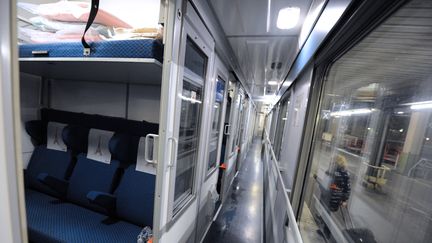 L'int&eacute;rieur d'un train Thello qui relie Paris et Venise (italie), en passant par Milan (Italie), le 11 d&eacute;cembre 2011. (MIGUEL MEDINA / AFP)