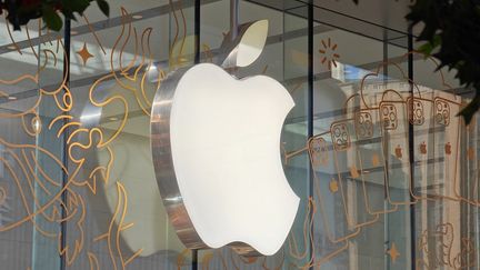 Le logo de Apple sur la façade d'un Apple Store à Shanghai, le 15 janvier 2024. (CFOTO / NURPHOTO / AFP)