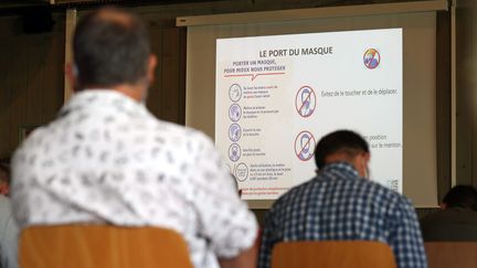 Rappel des consignes du port du masque lors de la réunion de prérentrée 2020 des professeurs à Cernay, le 31 août 2020 (photo d'illustration). (THIERRY GACHON / MAXPPP)