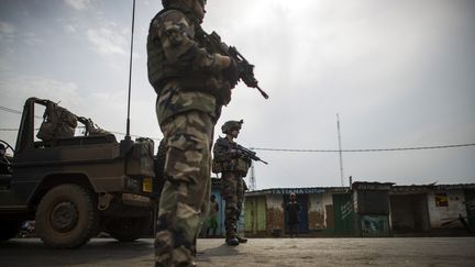 Des soldats fran&ccedil;ais de l'op&eacute;ration Sangaris &agrave; un checkpoint de Bangui (Centrafrique), le 23 f&eacute;vrier 2014.&nbsp; (FRED DUFOUR / AFP)