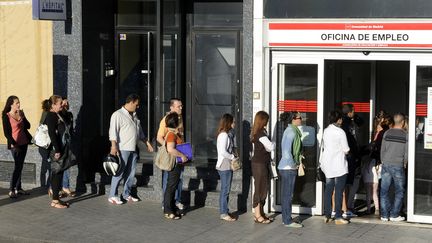 Des Espagnols font la queue devant une agence pour l'emploi, le 4 septembre 2012 &agrave; Madrid (Espagne). (DOMINIQUE FAGET / AFP)