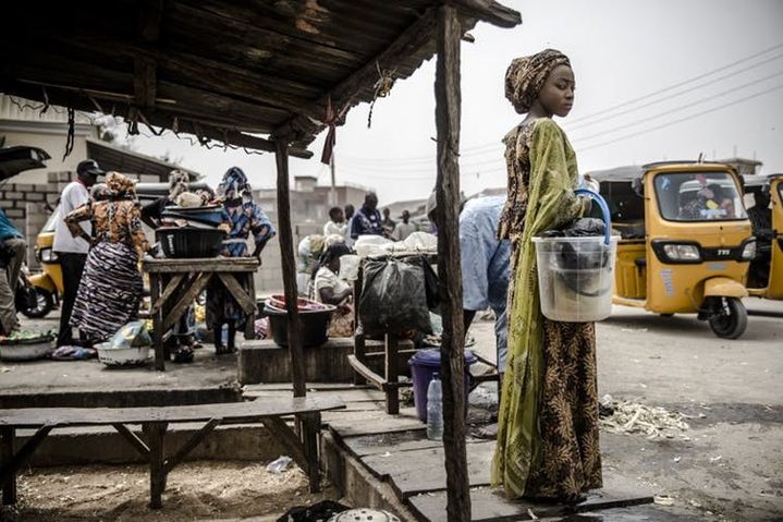 Une femme attend son taxi sur un marché qui avait été attaqué en 2018&nbsp;par Boko Haram. Mubi, état d’Adamawa le 15&nbsp;février 2019.  (Luis Tato/AFP)