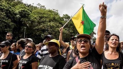 Des manifestants à Kourou le 4 avril 2017. (AFP/Jody Amiet)