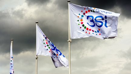 Des drapeaux du groupe 3 Suisses international (3SI) flottent sur le quartier g&eacute;n&eacute;ral du groupe &agrave; Villeneuve-d'Ascq (Nord), le 27 juin 2013. (PHILIPPE HUGUEN / AFP)