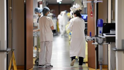 Des infirmières dans un couloir du service de réanimation médicale du CHRU de Nancy-Brabois qui abrite les malades atteints par le Covid-19,&nbsp;13 novembre 2020. (ALEXANDRE MARCHI / MAXPPP)