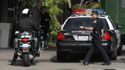 Des policiers charg&eacute;s de retrouver un ancien officier de&nbsp;la police de Los Angeles (LAPD)&nbsp;soup&ccedil;onn&eacute; d'avoir tu&eacute; trois personnes, &agrave; San Diego, en Californie (Etats-Unis), le 7 f&eacute;vrier 2013. (DENIS POROY / GETTY IMAGES NORTH AMERICA / AFP)